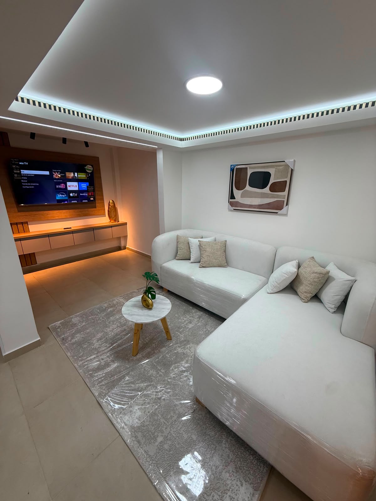 Sala con televisor e iluminación LED