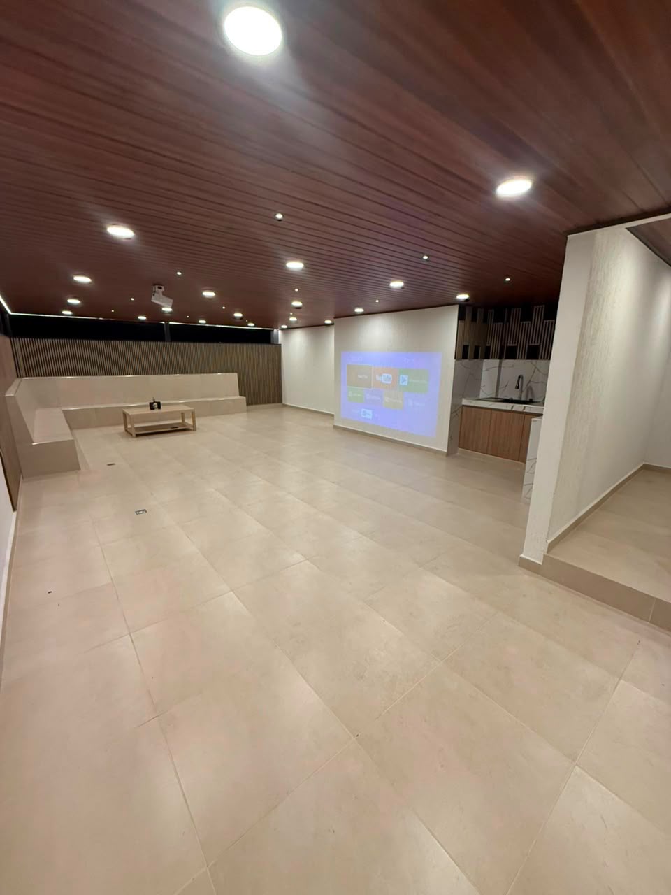 Zona de entretenimiento con video beam